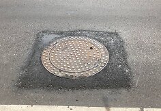 &Scaron;ulinių dangčiai Kauno Vaidoto gatvėje