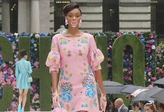 „Moschino“ 2022 m. pavasario ir vasaros kolekcijos modelis