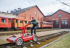 A.Sutkus rekordo sieks važiuodamas rankine drezina