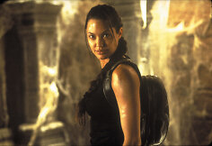 Angelina Jolie filme &bdquo;Kapų plė&scaron;ikė Lara Kroft&ldquo; (2001 m.)