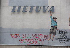 Ernesto Zacharevičiaus pie&scaron;inys ant kino teatro &bdquo;Lietuva&ldquo; sienos suniokotas