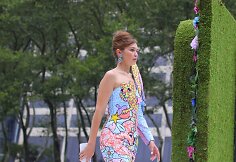 „Moschino“ 2022 m. pavasario ir vasaros kolekcijos modelis