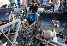 Banglade&scaron;o sostinės Dakos lū&scaron;nyno gyventojai gedi gaisro aukų