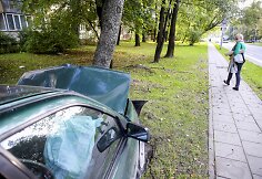 Priepuolio i&scaron;tiktas sostinėje vairuotojas trenkėsi į medį