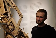 Mykolas Sauka prie skulpturos karkaso parodoje 2016 m. / Monikos Saukaitės nuotr.