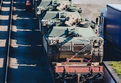Į Gaižiūnų geležinkelio stotį atvykusi JAV karinė technika (tankai &bdquo;Abrams&ldquo;) ruo&scaron;iami transportavimui į Ruklos karinėje įguloje esančius padalinius.