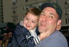 Jamesas Gandolfini su sūnumi Michaelu (2004 m.)