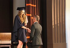 Viešos sužadėtuvės diplomų įteikimo šventėje – staigmena mylimajai