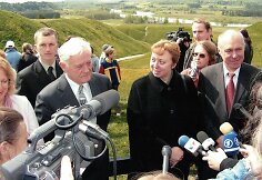 Oficialaus sertifikato, liudijančio Kernavės archeologinės vietovės įtraukimą į UNESCO paveldo sąrašą, įteikimo ceremonija