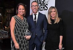 „Marie Claire“ vyr. redaktorė Anne Fulenwider, plaukų stilistas Chrisas McMillianas ir Jennifer Aniston