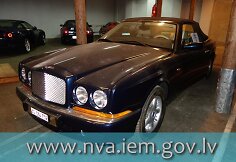 Latvijos URM aukcione parduoda iš nusikaltėlių konfiskuotą kabrioletą „Bentley Azure“.