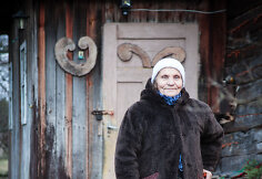 Aldona Ilickienė iš Mančiagirės kaimo pina šiaudinius sodus