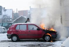Šakiuose prie Jaunystės gatvės daugiabučio užsidegė "VW Golf" automobilis