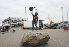 Apie prasidėjusį festivalį skelbia ir perrengta berniuko skulptūra Kruizinių laivų terminale.