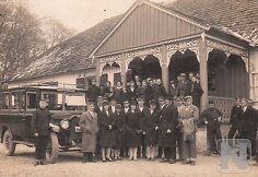 Medžio drožiniais puo&scaron;tame Kvieti&scaron;kio dvare 1926 metais buvo įkurta Žamės ūkio mokykla