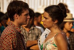 Joshas Hutchersonas ir Claudia Traisac filme „Eskobaras: Kruvinas rojus“