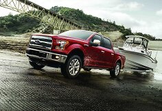 Ford F-150 Lariat yra kažkas tarp prabangaus sedano, vienatūrio, visureigio ir komercinio krovininio automobilio. (Gamintojo nuotrauka)