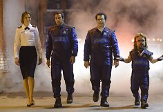 Michelle Monaghan, Adamas Sandleris, Joshas Gadas ir Peteris Dinklage'as komedijoje &bdquo;Pikseliai&ldquo;