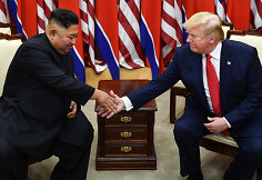 Trečią kartą susitiko Donaldas Trumpas ir Kim Jong Unas