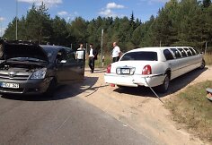 Autostradoje į avariją pateko vestuvių limuzinas