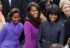 Sasha, Malia ir Michelle Obamos
