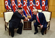 Trečią kartą susitiko Donaldas Trumpas ir Kim Jong Unas