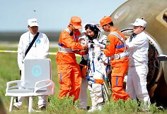 Vedama i&scaron; kapsulės i&scaron;laipinta Kinijos astronautė Wang Yaping 