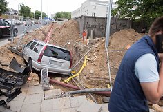 Po smūgio automobilis įlėkė į griovį