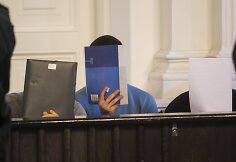 Suimti kaltinamieji slėpė veidus
