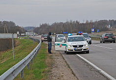 Ant automobilio užkritęs jaunuolis nenukentėjo