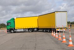 XV tolimųjų reisų vairuotojų varžybos