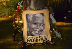 Pasaulis gedi mirusio Nelsono Mandelos 