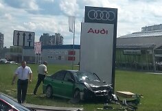 Sudaužytas „Volvo“ įvykio vietoje