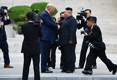 Trečią kartą susitiko Donaldas Trumpas ir Kim Jong Unas