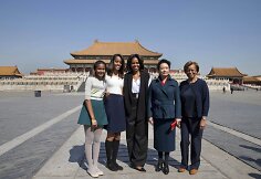 Michelle Obama su dukromis Sasha ir Malia, mama Marian ir pirmoji Kinijos ponia Peng Liyuan Uždraustajame mieste