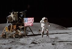 Johnas Youngas mėnulyje