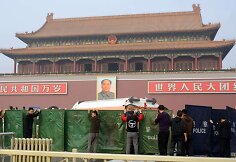 Tiananmenio aik&scaron;tėje policininkai užtvėrė įvykio vietą.