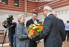 Lenkijos ambasadorius Jaroslavas Čubinskis Vandai Rodovič įteikė gėlių puokštę