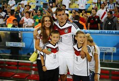 Miroslavas Klose su žmona Sylwia ir sūnumis Noah bei Luanu