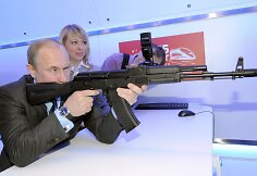 Vladimiras putinas su Kala&scaron;nikovo automatu