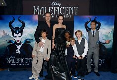 Bradas Pittas ir Angelina Jolie su vaikais (i&scaron; kairės) Paxu, Zahara, Knoxu, Shiloh ir Maddoxu