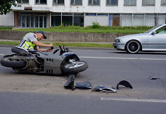 Motoroleris atsitrenkė į troleibusą