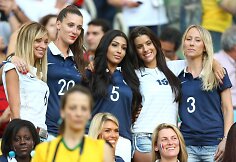 Prancūzijos futbolininkų žmonos Fiona Cabaye, Fanny Remy, Mazda Magui, Ludivine Sagna ir Sandra Evra