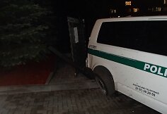 Po gaudynių apgadintas automobilis