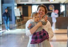 100 nėštukių parodos atidarymas: atėjo mamos su šimtmečio kūdikiais