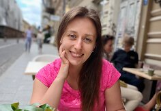 Virginija mėgaujasi &bdquo;Napoleono&ldquo; tortu ir kava Vilniuje