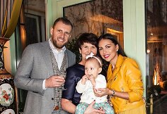 Julija Žižė su vyru Laurynu, jo mama Valerija ir dukrele Lėja