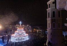 Vilniaus Katedros aik&scaron;tėje įžiebta Kalėdų eglė