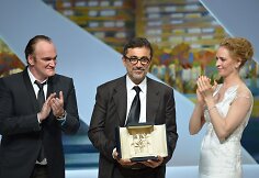 Turkų režisierius Nuri Bilge Ceylanas su Quentinu Tarantino ir Uma Thurman