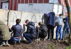 &Scaron;alčininkų jaunimas valo vandalų užra&scaron;us